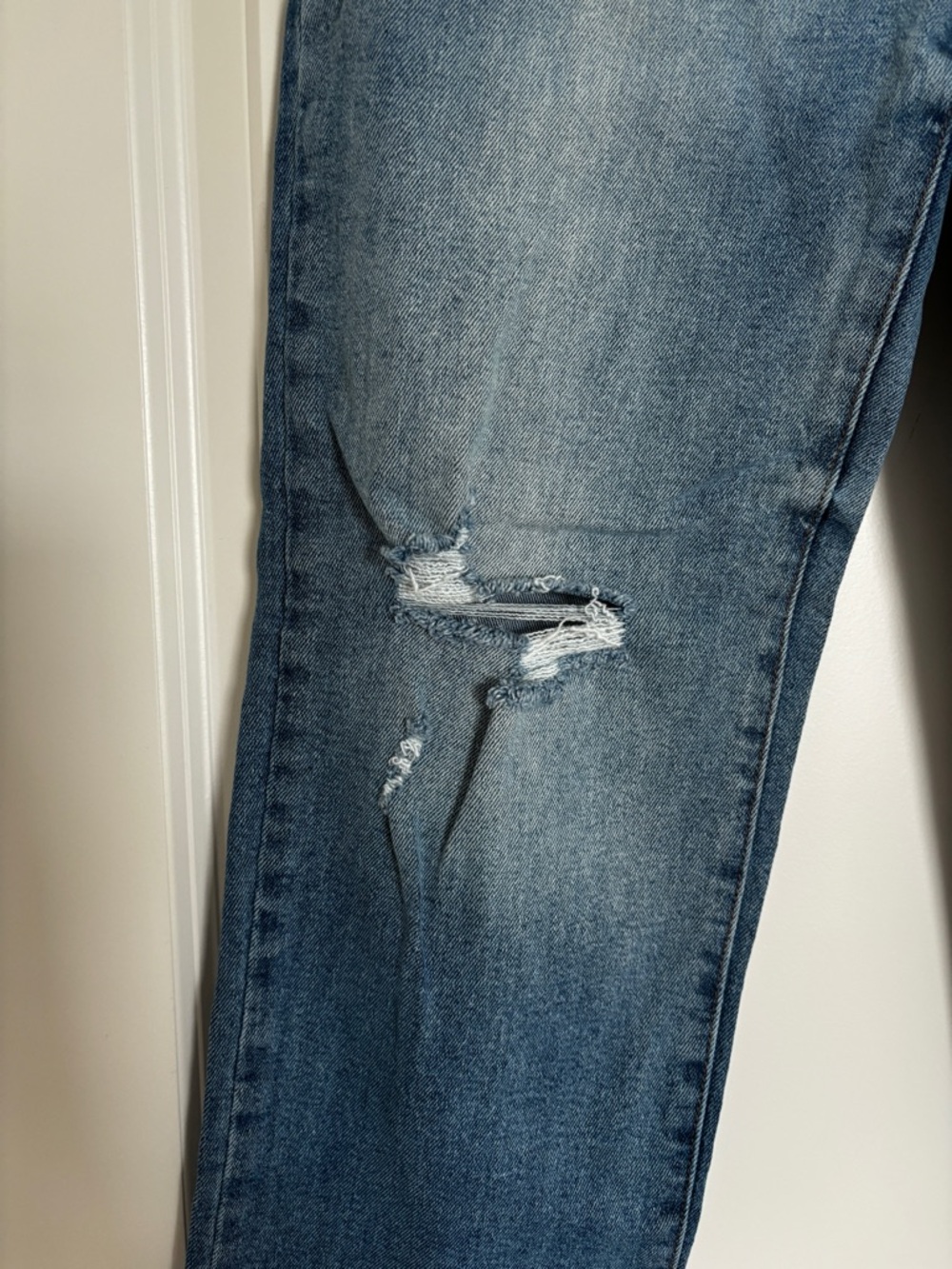 BCBGeneration Skater Straight Jeans in Light Blue Wash - Picture 7 of 8
